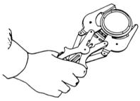 Снятие или установка поршневых колец с помощью специальных щипцов.