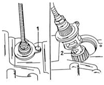 Крепление троса спидометра (1) на левом рисунке и вынимание троса с шестерней