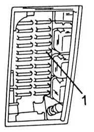 Положение предохранителя топливного насоса (1) в коробке предохранителей.