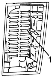 Положение предохранителя топливного насоса (1) в коробке предохранителей