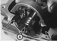 герметика (стрелки) на головку блока цилиндров и положение установочного штифта