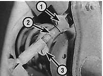 Вид снизу на наконечник рулевой тяги 1 – зажимной болт наконечника рулевой