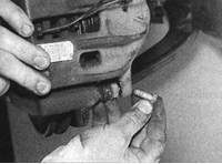 15. Подсоедините электрический разъем датчика износа тормозной колодки.