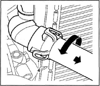 4. Отсоединить верхний патрубок радиатора, так как указано на рисунке.