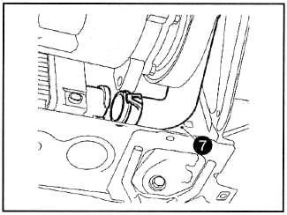7. Отсоединить нижний патрубок радиатора.