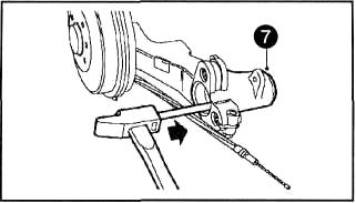 7. Выбить внутреннее кольцо игольчатого подшипника, как показано на рисунке.