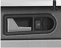 Посредством предохранительного выключателя 3 в двери водителя электропривод задних