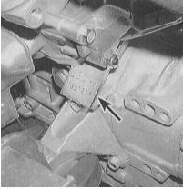 На моделях V6 код двигателя выбит на шильде, закрепленной в левом переднем углу