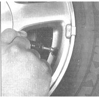 Внимательно осмотрите шины всех колес на наличие порезов, проколов и застрявших