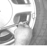 Снимите с вентиля накачки колеса защитный колпачок и плотно прижмите насадку
