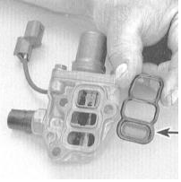 7. Полностью снимите сборку электромагнитного клапана с головки цилиндров и проверьте