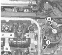 4. Снимите клапан EGR (см. Главу Управление двигателем) с целью обеспечения доступа
