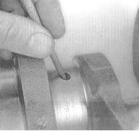 1. Точильным камнем, надфилем или скребком удалите заусеницы с краев масляных