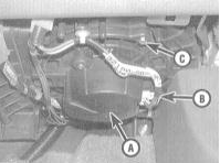 4. Сборка вентилятора отопителя расположена под панелью приборов автомобиля,