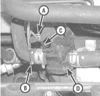 2. В двигательном отсеке высвободите трос из фиксатора на сборке управляющей