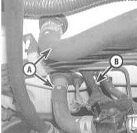 4. В двигательном отсеке отсоедините шланги охладительного тракта двигателя от