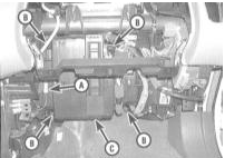 7. Отпустите фиксаторы крепления кожуха испарителя к переборке двигательного