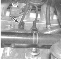2. Датчик детонации ввернут в канал охладительного тракта блока двигателя и его