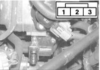 4. Удостоверьтесь в исправности подачи питания от батареи на клапана IAC. Отсоедините