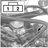 7. Рассоедините 2-контактный разъем электромагнитного клапана управления продувкой