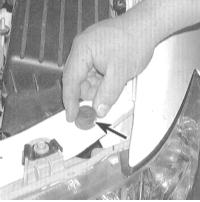 5. В заключение отрегулируйте положение резиновых подушек капота на панели опоры