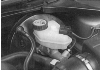 Прозрачность: компенсационный бачок тормозной жидкости под капотом двигателя.