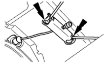 Освободите трос стояночного тормоза (места указаны стрелками) от тросового балансира.