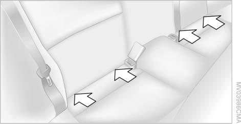 Крепления ISOFIX находятся в точках, пока занных стрелками. Снаружи они не видны.