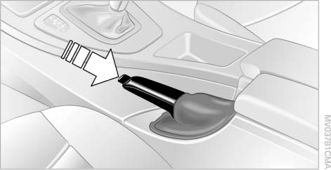 Потяните рычаг немного вверх, нажмите кнопку и опустите рычаг вниз.