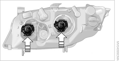 3. Отсоедините от лампы штекер.