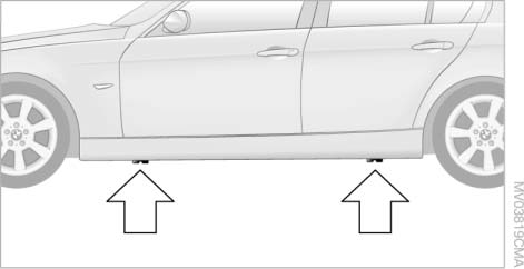 Опоры для домкрата находятся в указанных местах.