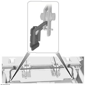 2. Закрепите сетку для перевозки домашних животных за нижние точки крепления. Не