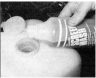 Доливание жидкости в резервуар омывателя ветрового стекла