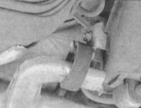 Осмотрите резиновые подвесы системы выпуска отработавших газов на наличие трещин.