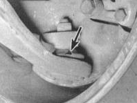 Осмотрите защитные чехлы шаровых опор на наличие разрывов (указаны стрелкой).