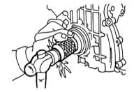 При забивании переднего сальника стержень должен устанавливаться на всю внешнюю