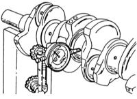 Проверка биения коленвала. Установить циферблатный индикатор на среднюю шейку