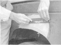 Дайте материалу затвердеть, проверяя ногтем. C помощью инструмента для удаления