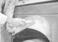 Крупной наждачной бумагой, на шлифовальной доске, обработайте компаунд, чтобы