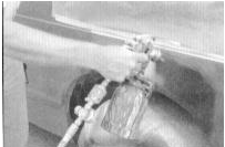 Нанесите несколько слоев грунтовки на зону ремонта. Не наносите сразу много грунта,