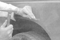 Если не удается подобраться к обратной стороне панели для выпрямления вмятины