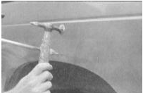 ...затем заверните приспособление в отверстие и выпрямляйте вмятину. Упритесь