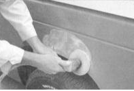 С помощью крупной наждачной бумаги, удалите краску с поврежденного металла. Наждачная