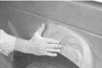 Когда краска удалена, на ощупь проще определить неровности, нежели на глаз. Выровняйте