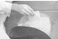 Работая быстро, чтобы компаунд не успел затвердеть, пластмассовым шпателем нанесите