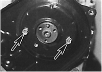 Расположение болтов крепления заднего кожуха зубчатого ремня к головке блока