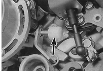 Расположение заглушки, закрывающей винт регулировки ускоренных оборотов холостого