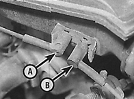 Подсоединение вакуумных труб к воздушной камере А – к корпусу дросселя; В