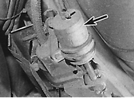 Расположение топливного фильтра на моделях с топливным насосом, установленным