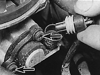 Отсоединение электрического разъема от потенциометра Стрелками показаны винты